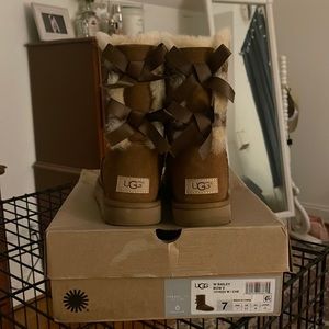 UGG Bailey Bow ll size 7 only have been worn once.